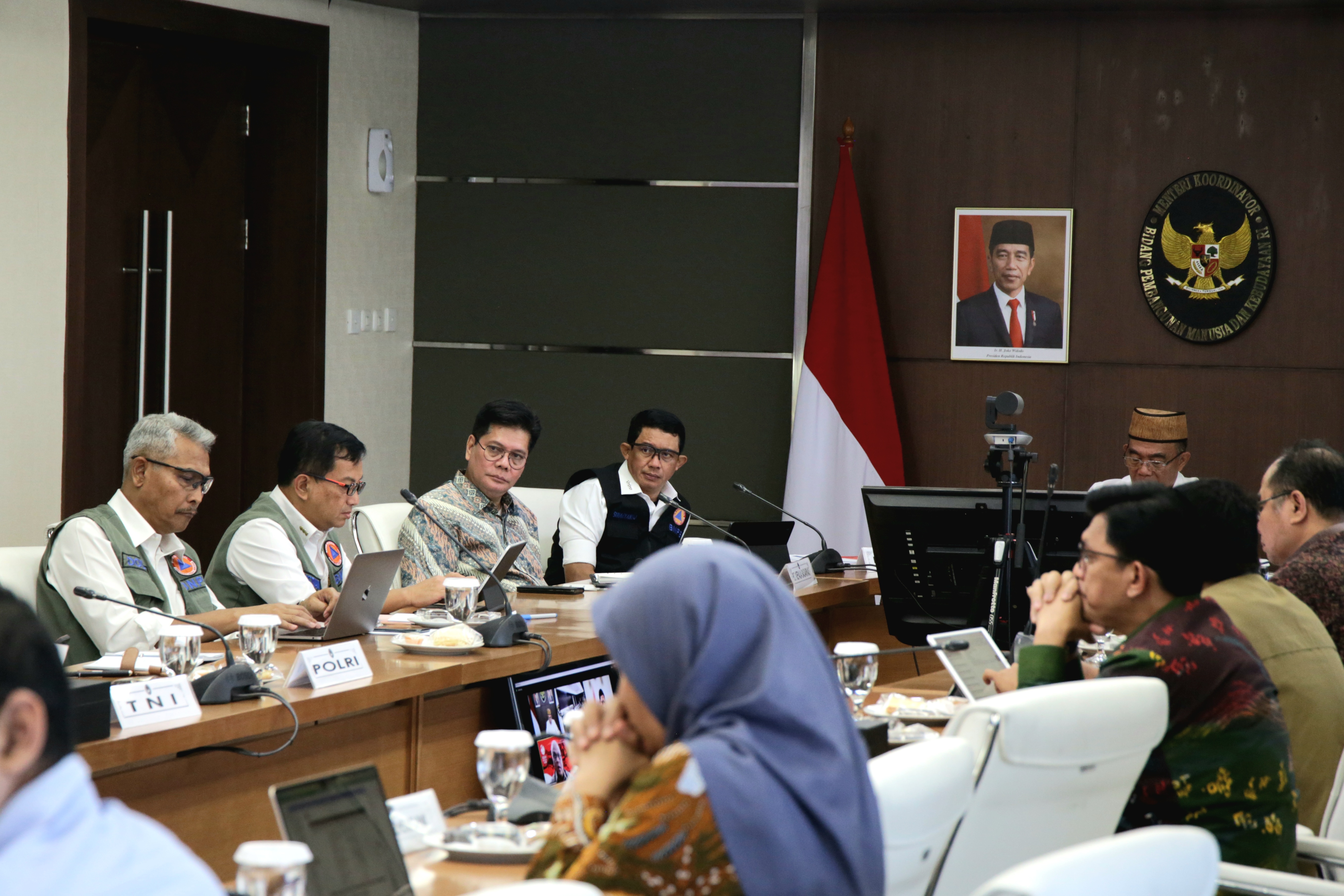 Kepala Badan Nasional Penanggulangan Bencana (BNPB) Letjen TNI Suharyanto (kemeja putih dengan rompi hijau) saat menghadiri Rapat Koordinasi Tingkat Menteri Rencana Bantuan Kemanusiaan Pemerintah Indonesia ke Libya di Kantor Kemenko PMK, Jakarta, pada Jumat (22/9)